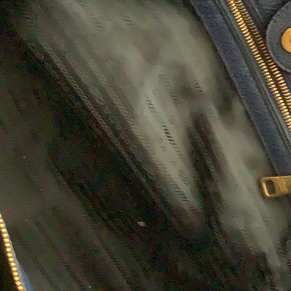 Prada Vitelli Daino leather bag with side zippers - Picture 9 of 10